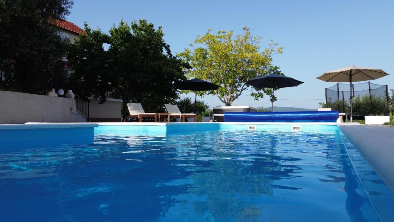Вилла Casa Di Oliva-House With Heated Pool & Jacuzzi In Trilj, Croatia Экстерьер фото
